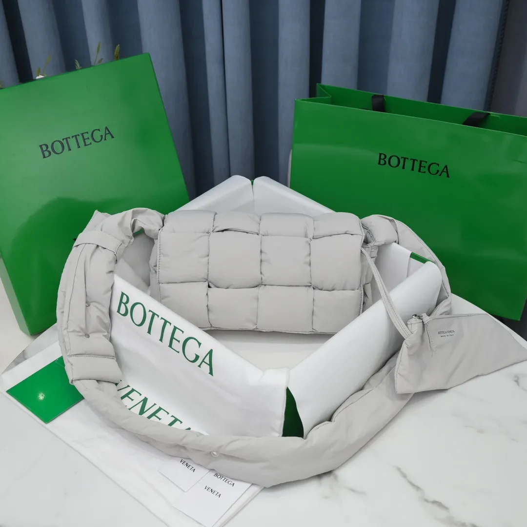#𝐂𝐀𝐒𝐒𝐄𝐓𝐓𝐄 Nylon tofu tofu bag This Cassette is so cute, its cute appearance does not affect its practicality and the capacity is good! The fabric is low-key and very textured, suitable for daily wear with casual wear. The cross-woven design of the wide cloth is really stunning. The bag has a puffy shape and feels like a piece of tofu. It can be worn on one shoulder, cross-body or as a waist bag. You can also adjust the shoulder strap to the size of the bag under the armpit, so you can have it all! S30x15cm【8951#】